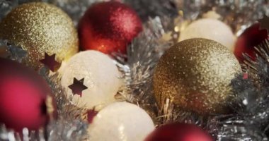 Noel arkaplanındaki güzel kırmızı ve altın mücevherler