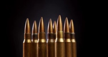 Siyah arka planda altın tüfek mühimmatı