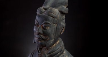 Siyah arka planda Terracotta savaşçısı başkanı