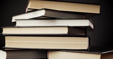 Siyah ve kahverengi kapaklı dönen güzel eski kitaplar.