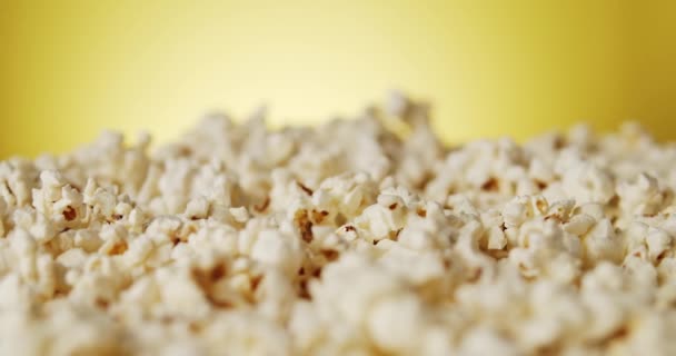 Delicious popcorn on a rotating background — Stock Video