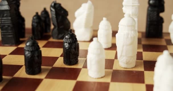 木製のチェス盤に黒と白のチェスの駒 — ストック動画