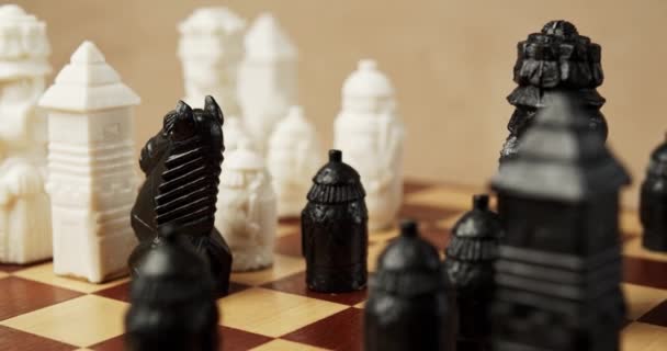 Ασπρόμαυρα πιόνια σε ξύλινη σκακιέρα — Αρχείο Βίντεο