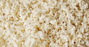 Dönen arka planda lezzetli patlamış mısır