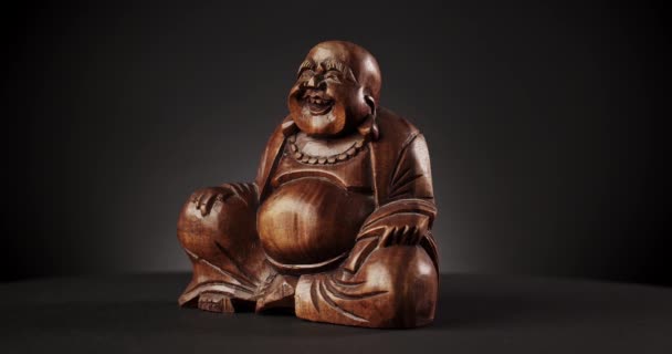 Buddha di legno rotante su sfondo nero — Video Stock