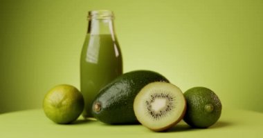 Minimalist bir arka planda yeşil meyve suyu şişesi