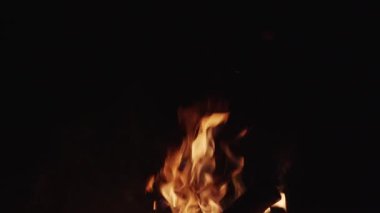 Gece kamp ateşinden çıkan büyük alevler.