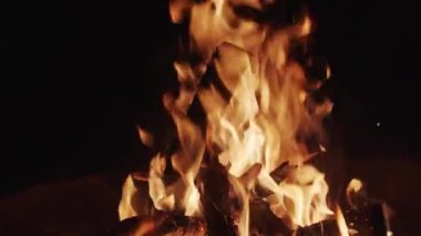 Gece kamp ateşinden çıkan büyük alevler.