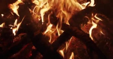 Gece kamp ateşinden çıkan büyük alevler.