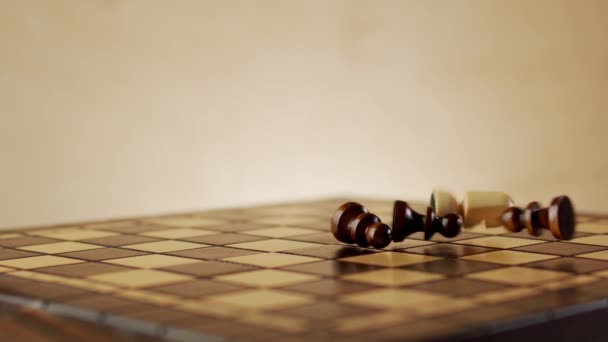 チェス盤の上に古い木のチェスの駒が落ちて — ストック動画