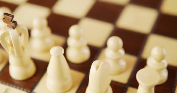Pivoter vieux morceaux d'échecs en bois sur un échiquier — Video
