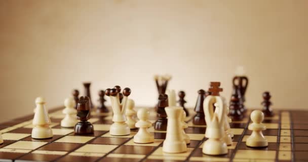 Drehen alter hölzerner Schachfiguren auf einem Schachbrett — Stockvideo