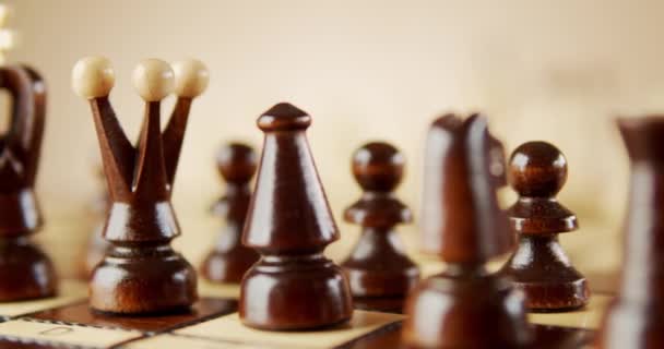 Вращение старых деревянных шахматных фигур на шахматной доске — стоковое видео