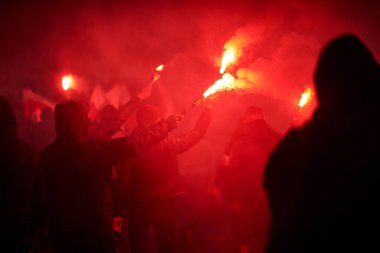 Şehirdeki bir sokak gösterisinde yanan kırmızı işaret fişeği