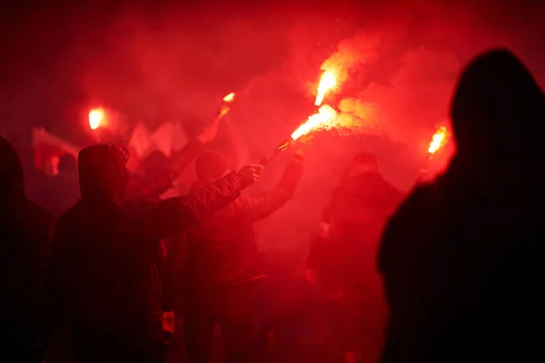 Llameante llamarada roja durante una protesta callejera en la ciudad — Foto de Stock