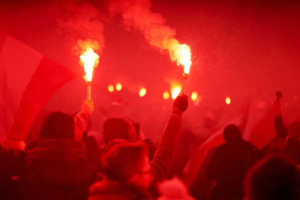 Llameante llamarada roja durante una protesta callejera en la ciudad — Foto de Stock