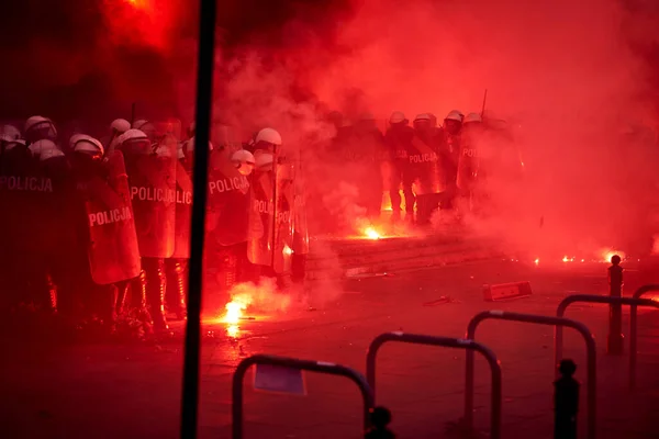 Polisen avspärrar och röda bloss under gatudemonstrationen Royaltyfria Stockbilder