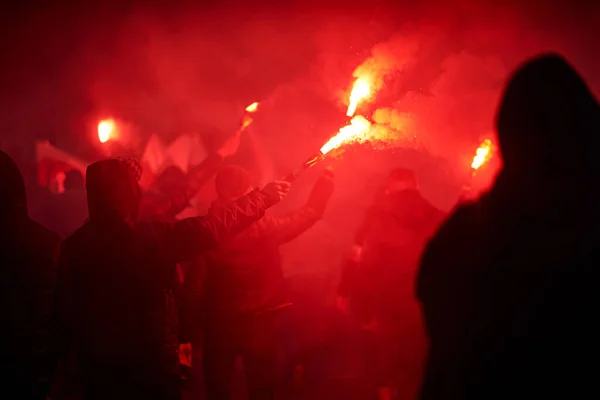 Пылающая красная вспышка во время уличного протеста в городе Стоковое Фото
