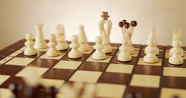 Περιστρεφόμενα παλιά ξύλινα κομμάτια σκάκι σε μια σκακιέρα — Αρχείο Βίντεο