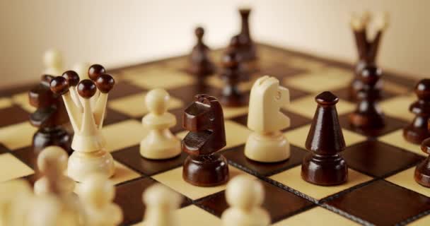 Вращение старых деревянных шахматных фигур на шахматной доске — стоковое видео