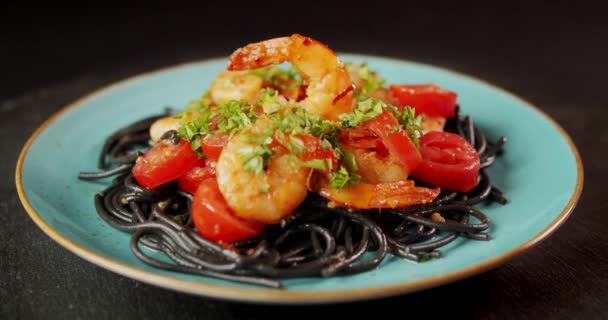 Délicieuses crevettes frites aux nouilles spaghetti noires — Video