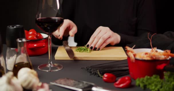 Kobiety ręce posiekać pietruszkę na obiad — Wideo stockowe
