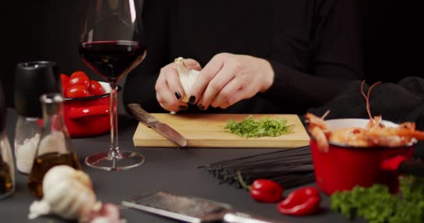 Ženy ruce oloupat a krájet česnek na večeři s nožem — Stock video