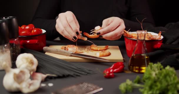 Frauenhände bereiten gekochte Garnelen zum Abendessen zu — Stockvideo