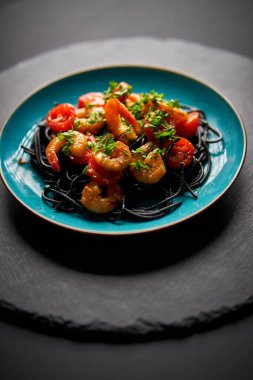 Lezzetli kızarmış karides ve siyah makarna.