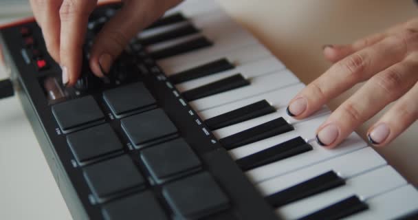 Mujer tocando un pequeño sintetizador moderno — Vídeos de Stock