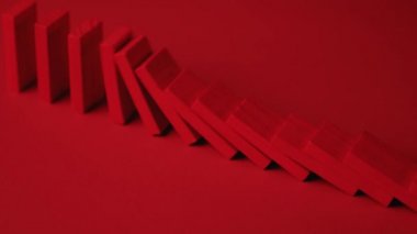 Kırmızı domino taşları zincirleme reaksiyona giriyor. Domino etkisi.