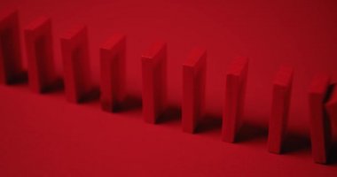 Kırmızı domino taşları zincirleme reaksiyona giriyor. Domino etkisi.