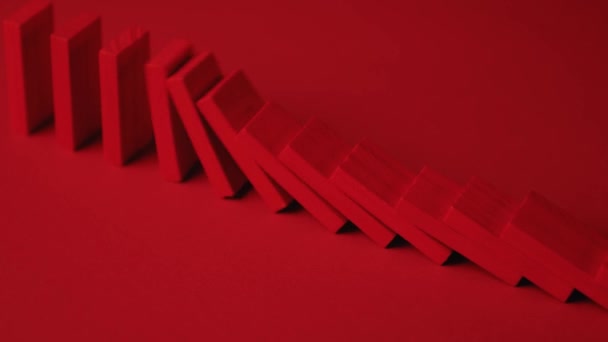 Rode dominostenen vallen in kettingreactie. Domino-effect. — Stockvideo