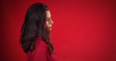 Güzel bir kadın renkli arka planda stüdyoda poz veriyor. 