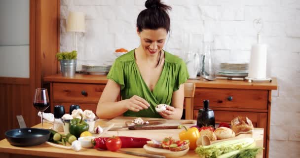 O femeie frumoasă pregătește mâncare delicioasă de primăvară din legume proaspete — Videoclip de stoc