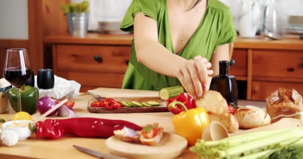 Mulher bonita preparando comida deliciosa primavera de legumes frescos — Vídeo de Stock