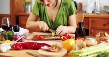 Güzel bir kadın taze sebzelerden lezzetli bahar yemeği hazırlıyor.