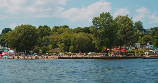 Blick vom Motorboot auf Fluss und Ufer in Zeitlupe — Stockvideo