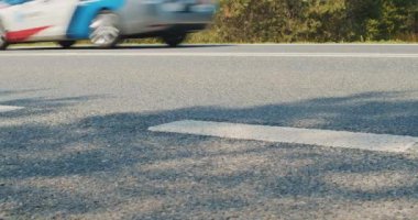 Yazın orman yolu ve arabalar ağır çekimde