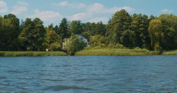 Vista desde la lancha en el río y la orilla en cámara lenta — Vídeo de stock