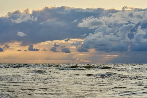 Céu escuro épico do por do sol acima da costa do mar após a tempestade. — Fotografia de Stock