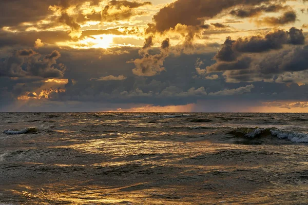 Céu escuro épico do por do sol acima da costa do mar após a tempestade. — Fotografia de Stock