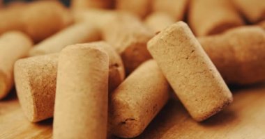 Şarap mantarları eski bir ahşap tahta üzerinde.