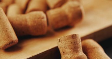 Şarap mantarları eski bir ahşap tahta üzerinde.