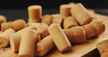 Şarap mantarları eski bir ahşap tahta üzerinde.