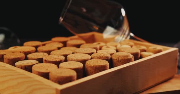 Corchos de vino y copa en un viejo tablero de madera vintage. — Vídeos de Stock