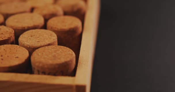 Corchos de vino en una vieja tabla de madera vintage. — Vídeos de Stock