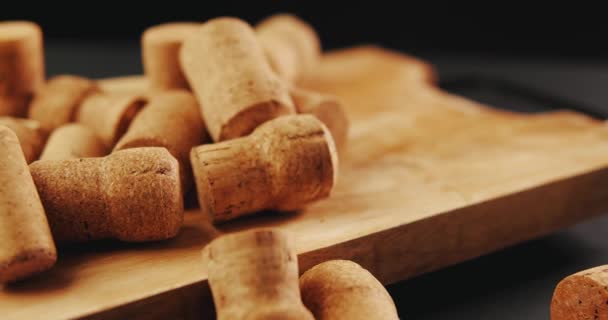 Corchos de vino en una vieja tabla de madera vintage. — Vídeo de stock