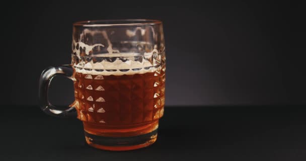 在深色的背景下把啤酒倒入玻璃杯.慢动作 — 图库视频影像