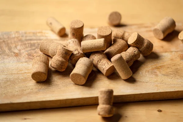 Ramo de tapones de vino sobre mesa de madera — Foto de Stock